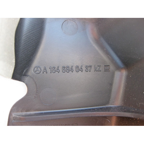 Mercedes-Benz A1646840437 Опора пластиковая ковра правая ML GL GLS GLE