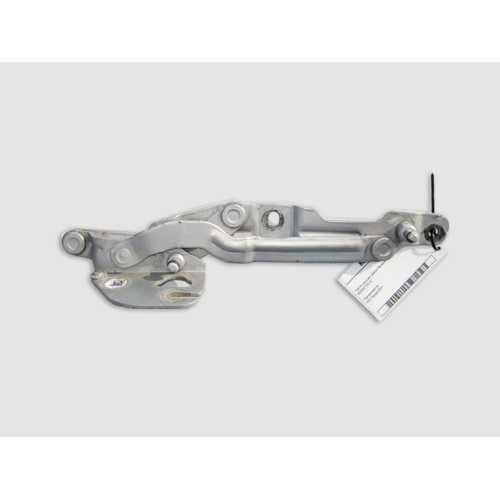 VAG 8D5827301C Петля крышки багажника левая VW Passat B5+