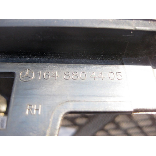 Mercedes-Benz A1648804405 Решётка капота верхняя правая ML W164 GL X164