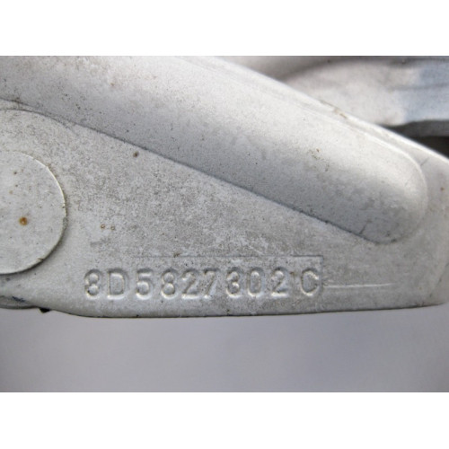 VAG 8D5827302C Петля крышки багажника правая VW Passat B5+