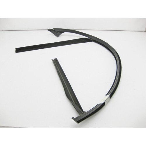 Mercedes-Benz A2047251525 Уплотнитель опускного стекла передней левой двери C-Class W204