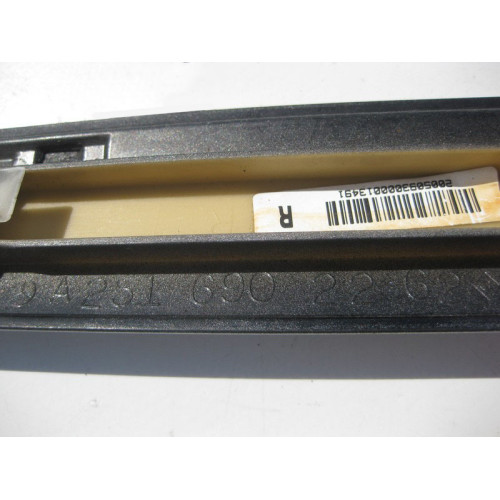 Mercedes-Benz A2516902262 Молдинг передней правой двери с хромом R-Class W251