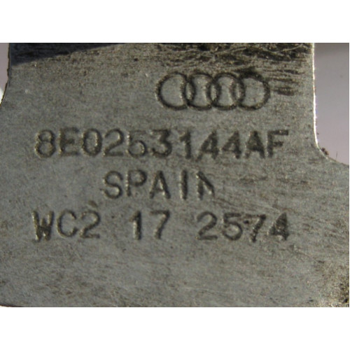 VAG 8E0253144AF Крепление глушителя audi А4 В6 В7