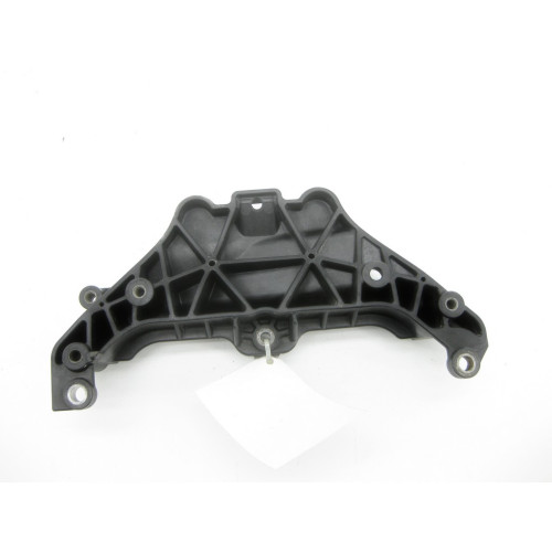 Mercedes-Benz A2760142100 Нижний кронштейн интеркулера M276