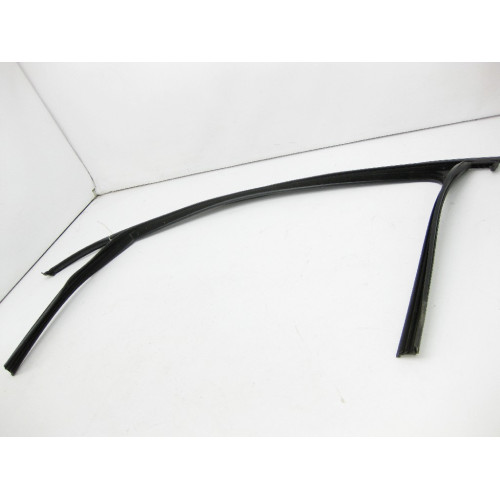 Mercedes-Benz A2477252300 Резиновая направляющая стекла передней левой двери EQB X243 GLB X247