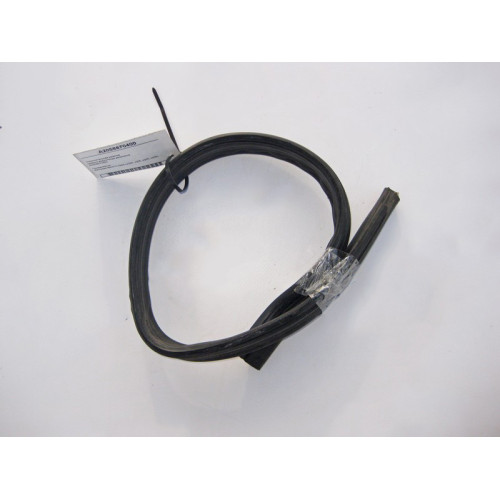 Mercedes-Benz A2058870400 Уплотнительная резинка правого водоотвода дворников C-Class W205