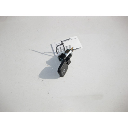 Mercedes-Benz A1638200051 Розетка 12V ML W163 W164 GL X164 R-Class W251