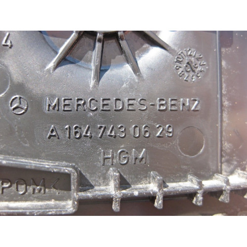 Mercedes-Benz A1647430629 Пластиковая крышка правого упора двери багажника GL X164