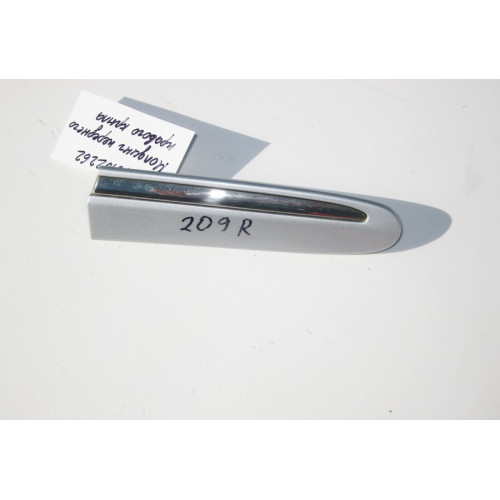 Mercedes-Benz A2096902262 Молдинг переднего правого крыла CLK C209