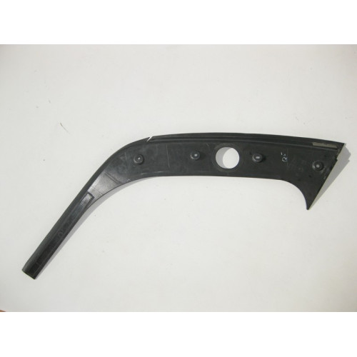 Mercedes-Benz A1646700487 Пластиковая накладка под форточку заднего правого крыла GL X164