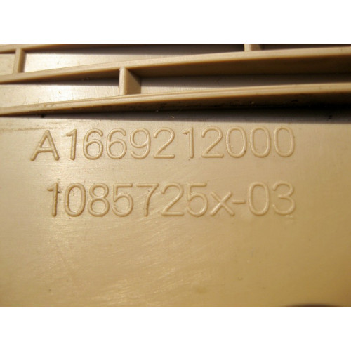 Mercedes-Benz A1669212000 8N84 Накладка заднего правого каркаса сидения бежевая GL X166