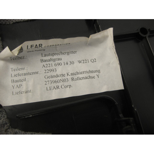 Mercedes-Benz A2216901430 7J55 Накладка динамика в задней полке серая S-Class W221