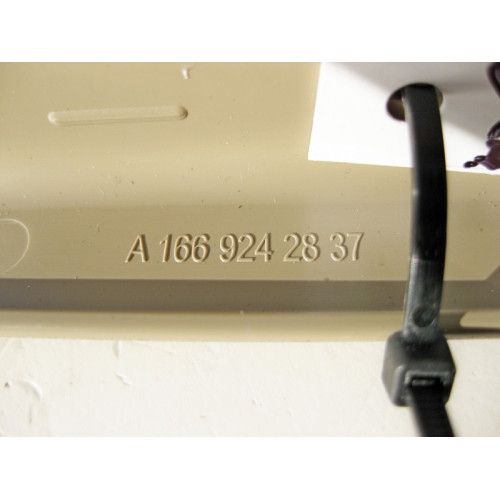 Mercedes-Benz A1669242837 8N84 Накладка петли замка заднего сидения внутренняя левая бежевая GL X166