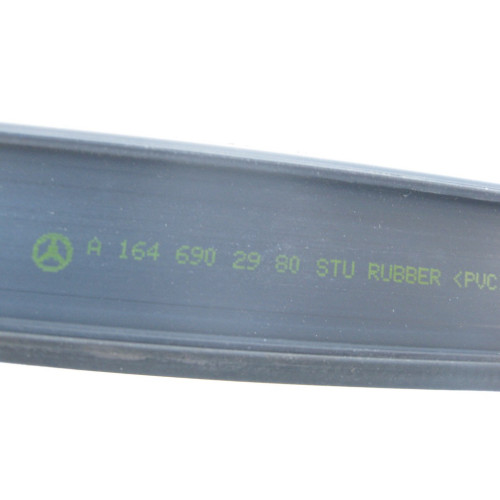 Mercedes-Benz A1646902980 Молдинг крыши левый с отвертиями под рейлинг крыши ML W164