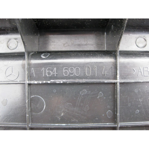 Mercedes-Benz A1646900141 9051 Накладка проёма багажника нижняя чёрная ML W164
