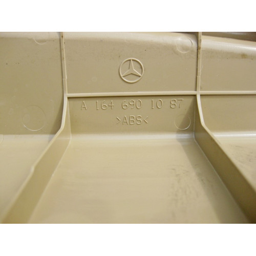 Mercedes-Benz A1646901087 8K67 Накладка проёма багажника нижняя бежевая полез хром GL X164