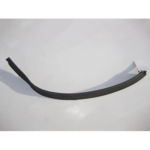 Mercedes-Benz A1647201378 Уплотнительная резинка передней двери к левому крылу ML W164 GL X164