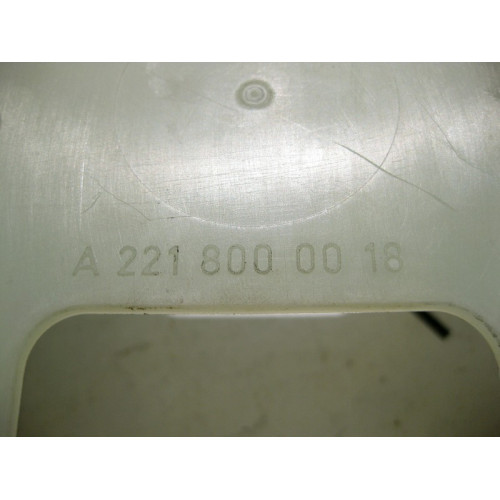 Mercedes-Benz A2218000018 Кронштейн вакуумного насоса в багажнике S-Class W221 CL C216