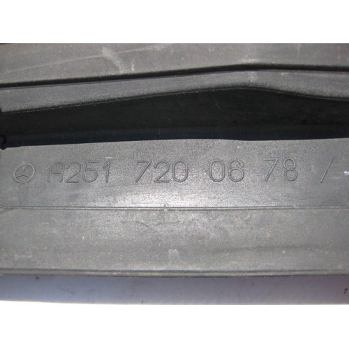 Mercedes-Benz A2517200678 Уплотнительная резинка передней двери к правому крылу R-Class W251