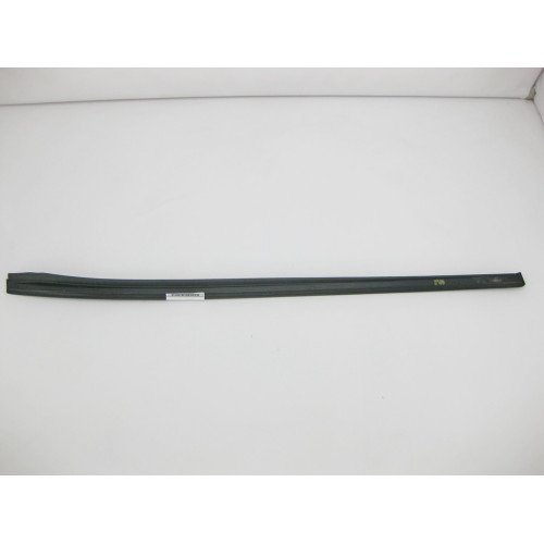 Mercedes-Benz A2516905062 Правый боковой молдинг лобового стекла R-Class W251