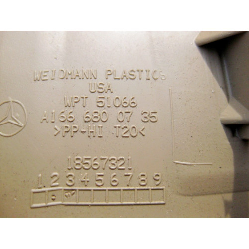 Mercedes-Benz A1666800735 8N84 Накладка порога внутренняя задняя левая бежевая GL X166